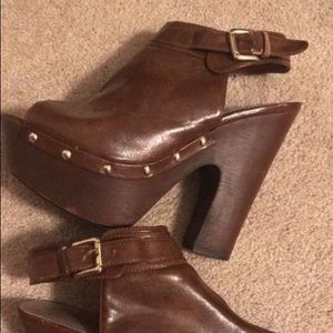 Breckelle’s Brown Clog Heels